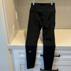 NWOT ALO YOGA HIGH WAIST AIRLIFT LEGGINGS
BLACK SIZE MEDIUM